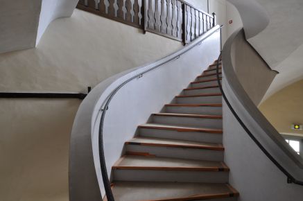 L'escalier contemporain d'inspiration baroque de l'aile Sud 